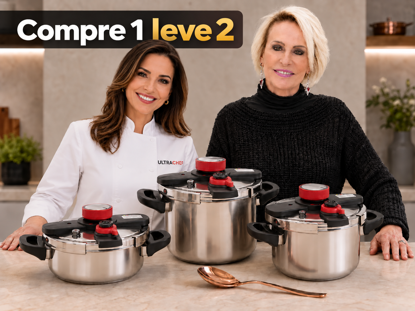 Apresentadora e chef ao lado das panelas de pressão UltraChef em aço inox na bancada da cozinha